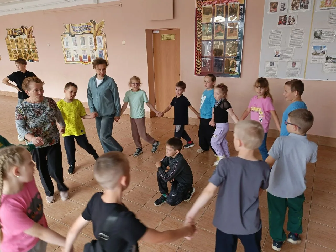«Россия – великая страна»

Сегодня, в преддверии Дня России, в нашем лагере прошёл яркий и атмосферн