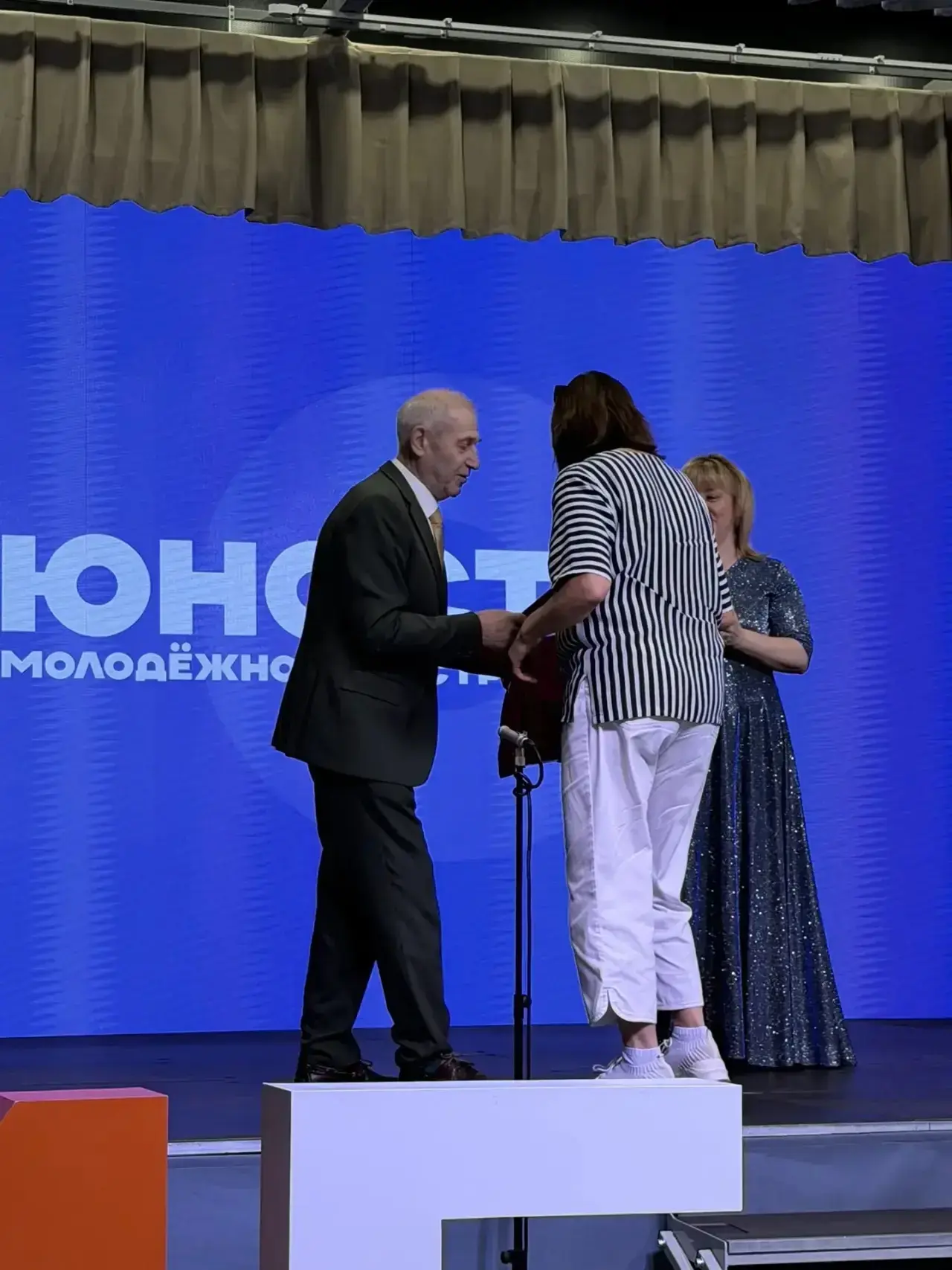 В подростково-молодежном клубе «Юность» сотрудники Комплексного центра социального обслуживания насе