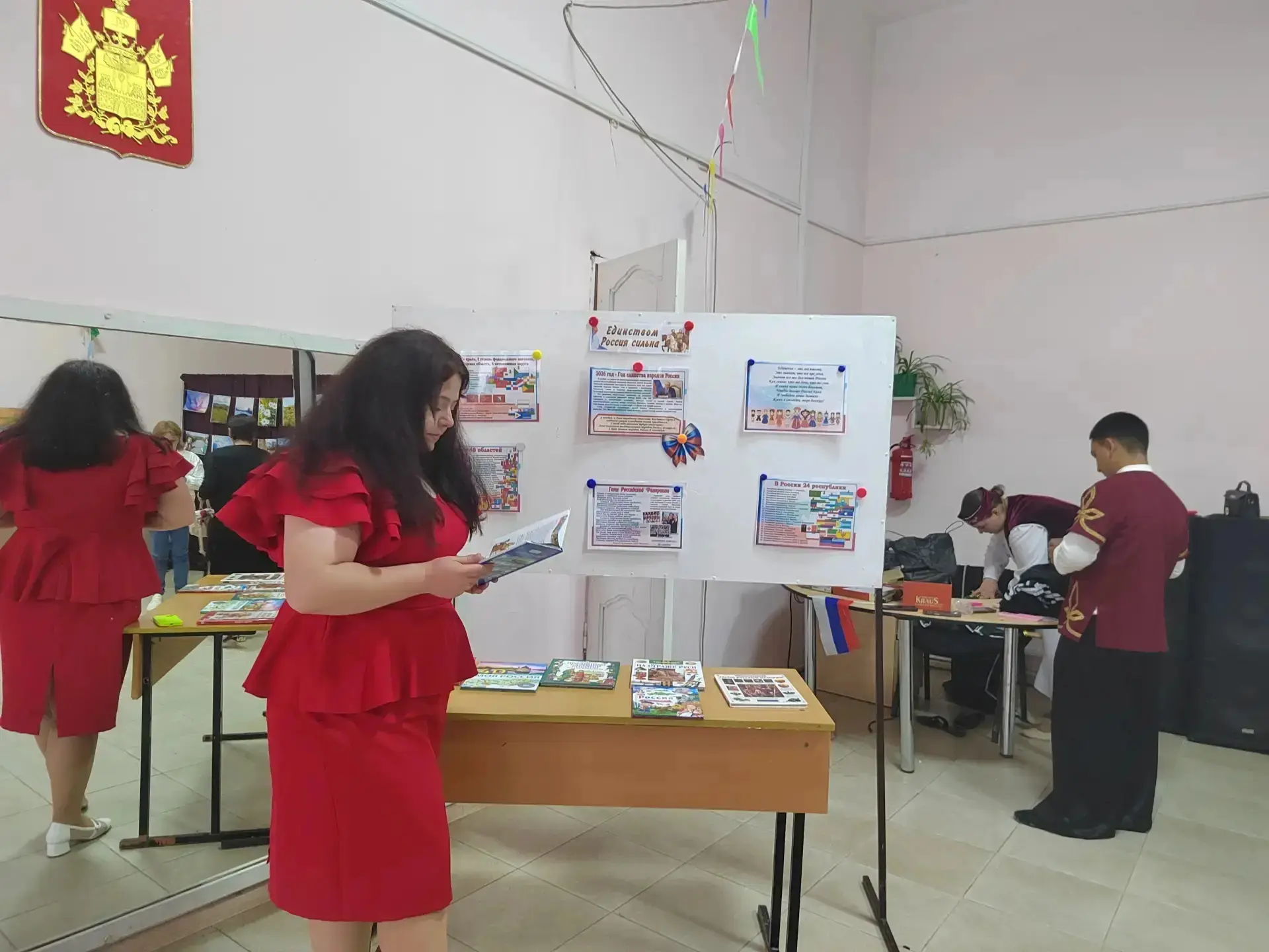 В фойе нашего Дома Культуры прошла тематическая книжная выставка под названием "Единством Россия сил