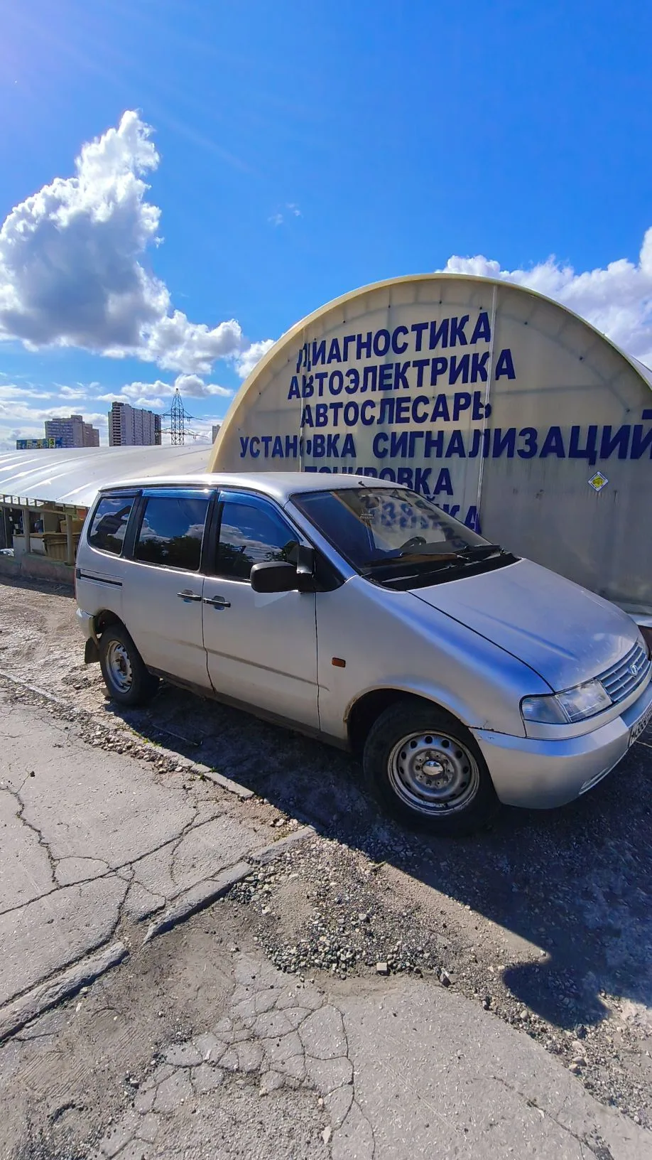 Знакомьтесь, это тоже Нива, 4Х4.
Хотя носит она нежное женское имя))) 
Пока она ждёт восстановления.