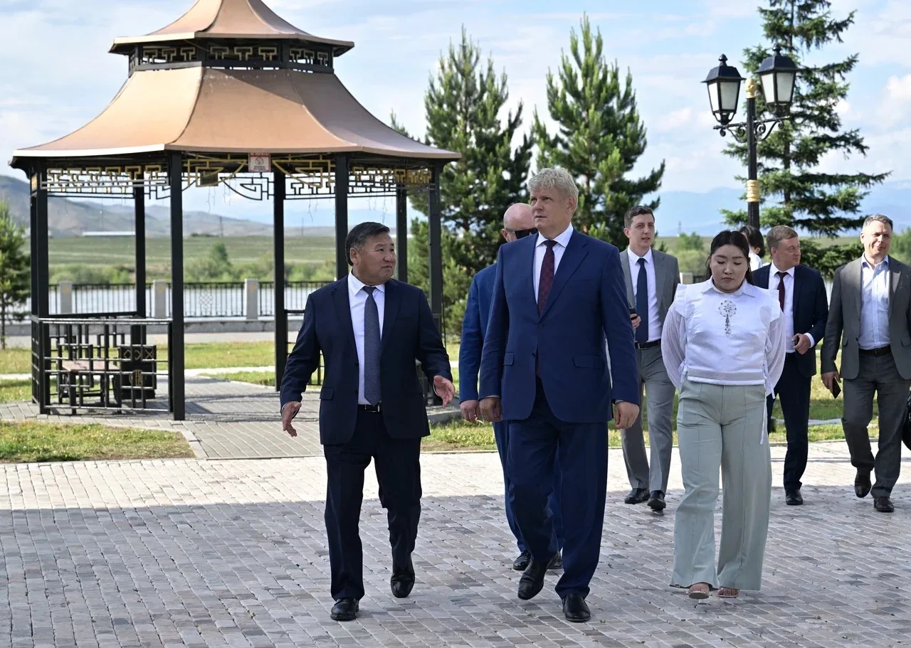 Накануне, после рабочих встреч, показал полномочному представителю Президента РФ в СФО Анатолию Анат