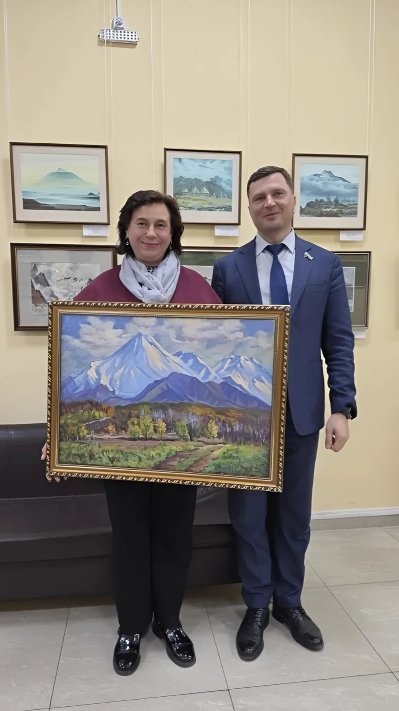 🏛Депутаты камчатского краевого парламента Евгений Новосёлов и Анатолий Кирносенко поздравили сотруд