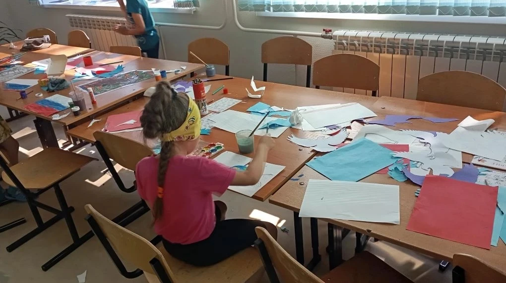 🎨 Волшебство своими руками: день витражей в «Радуге»!

Сегодня в нашем лагере дневного пребывания «