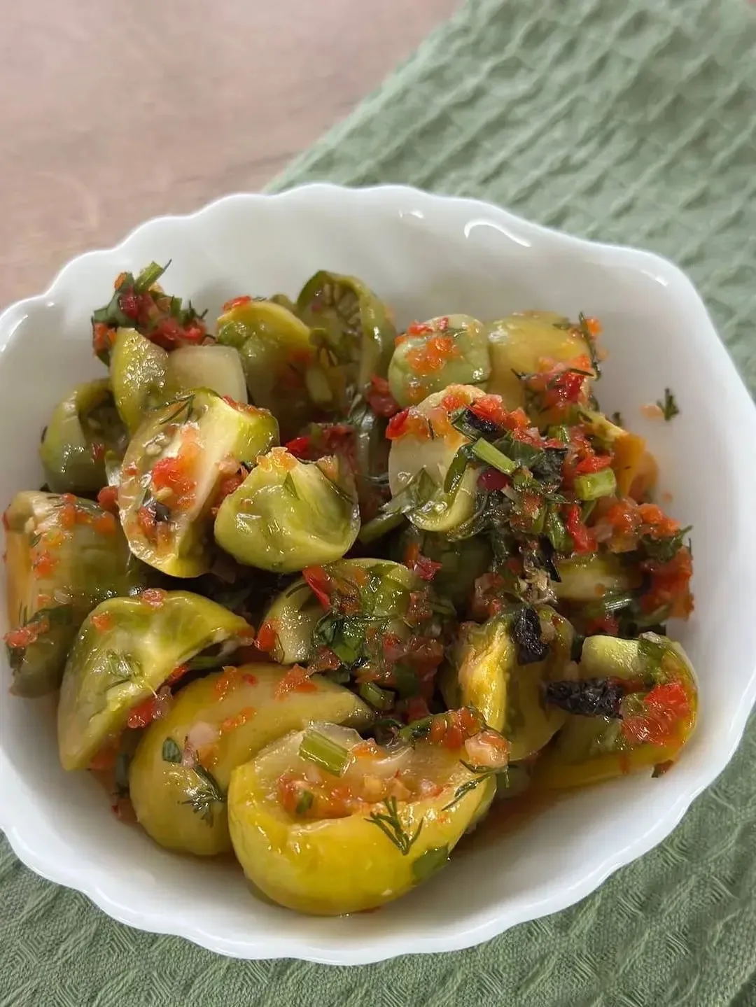 🥗 САЛАТ ИЗ ЗЕЛЁНЫХ ПОМИДОРОВ

Простая, но очень вкусная заготовка, которая выручает, когда зелёные 