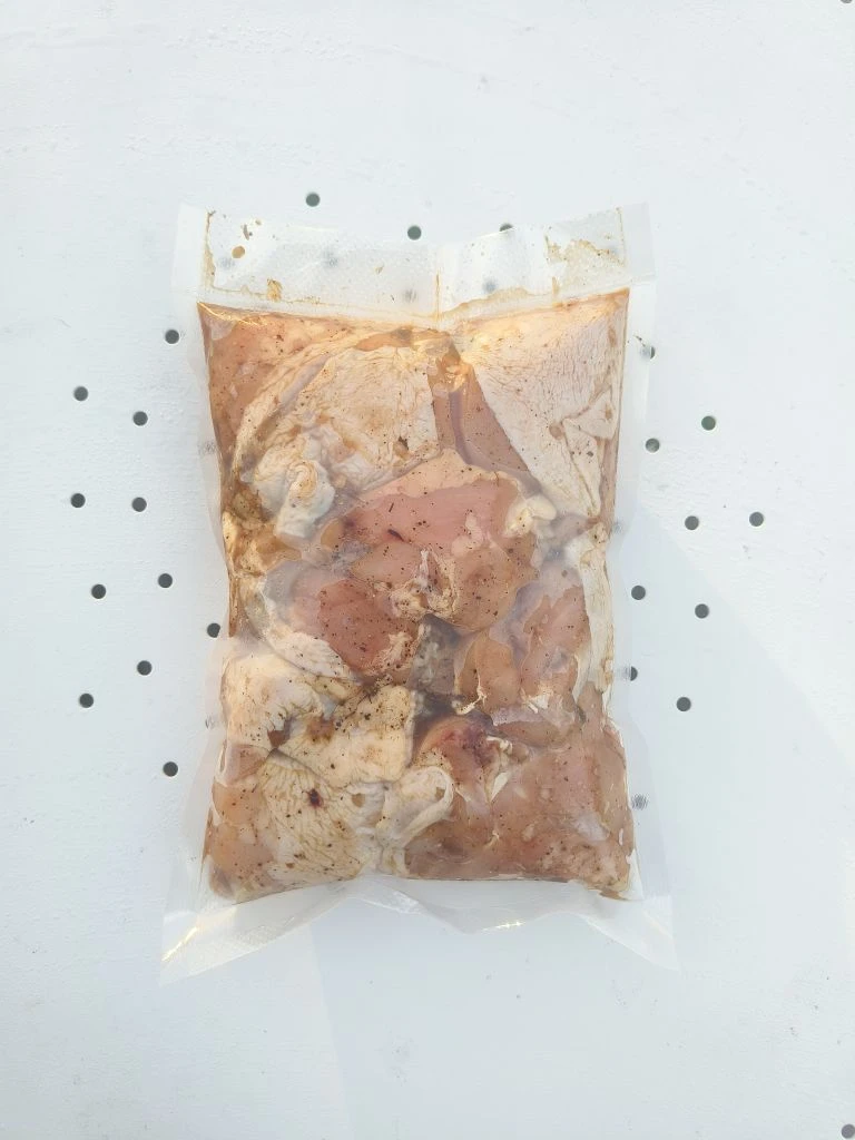 Маринованный шашлык из курицы
Свежая курица в фирменном маринаде с натуральными специями. Мясо получ