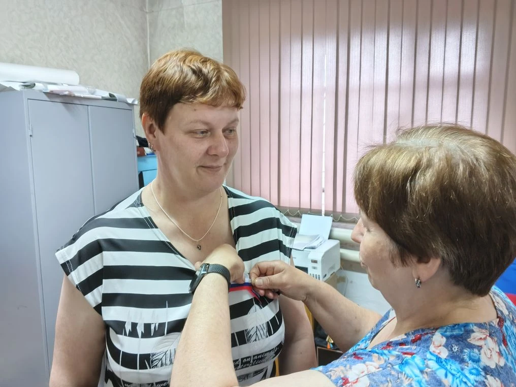 В честь Дня России по всей стране проходит акция, в рамках которой людям раздаются ленты, олицетворя