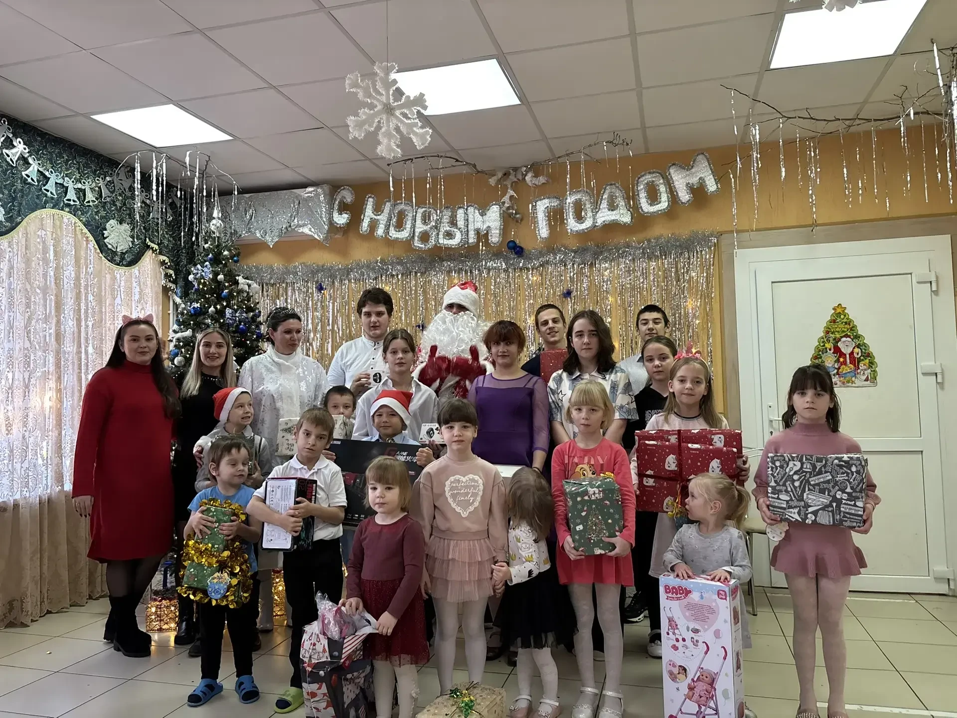 Не просто налоговики, а волшебники! В Изобильненском центре для несовершеннолетних зажглась «Ёлка же