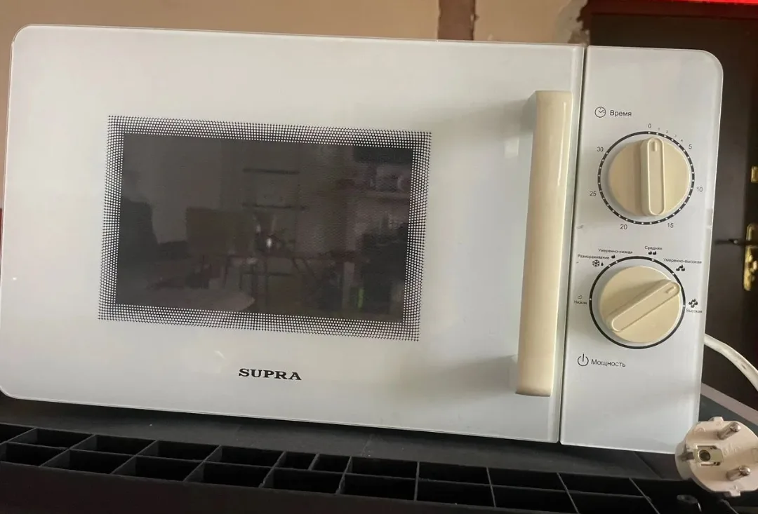 Продам микроволновую печь за 2000 рублей.