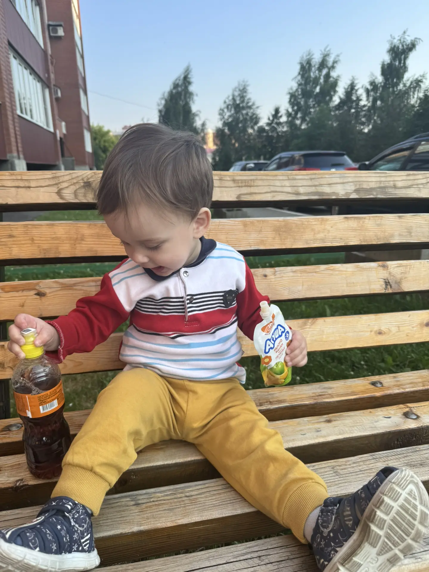 Когда не хочет фотографироваться. 

Забрала сына 👦🏻 от про бабушке, завезли велосипед 🚴 домой и п