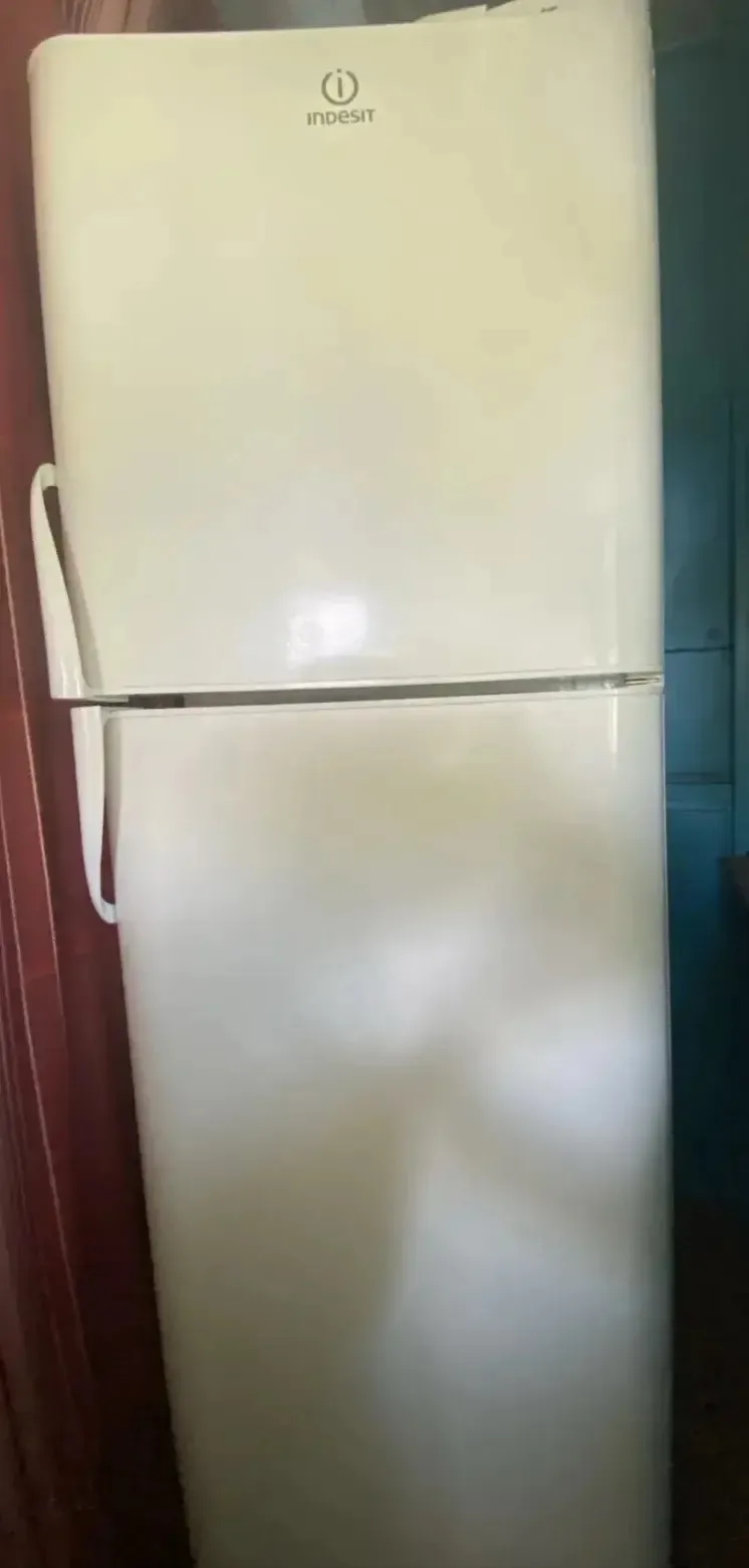 В связи с покупкой нового, продам холодильник за 1500р на запчасти, либо мастер сказал надо заливать