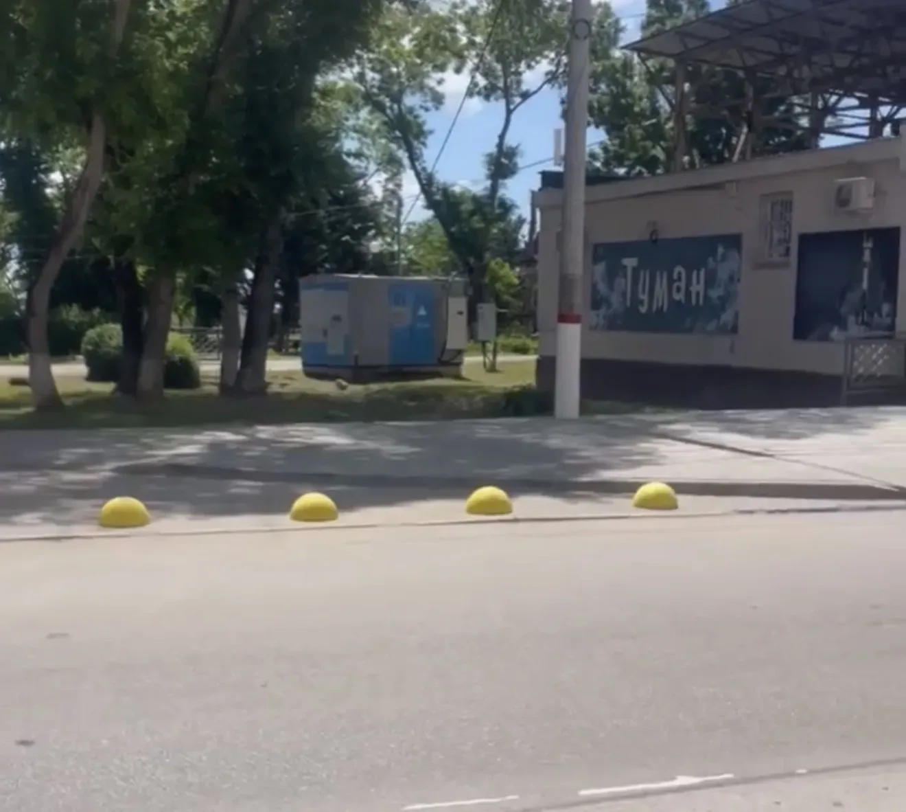 ⛔️ Ограничен проезд транспорта на городскую набережную в районе ул. Свердлова, 6. Специальные бетонн