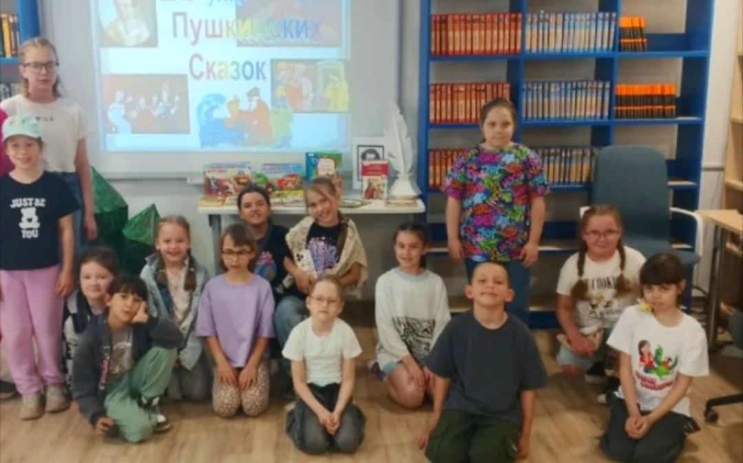 🎓Первый отряд посетил библиотеку имени П. П. Бажова, где принял участие в квиз-игре «Это по Пушкинс