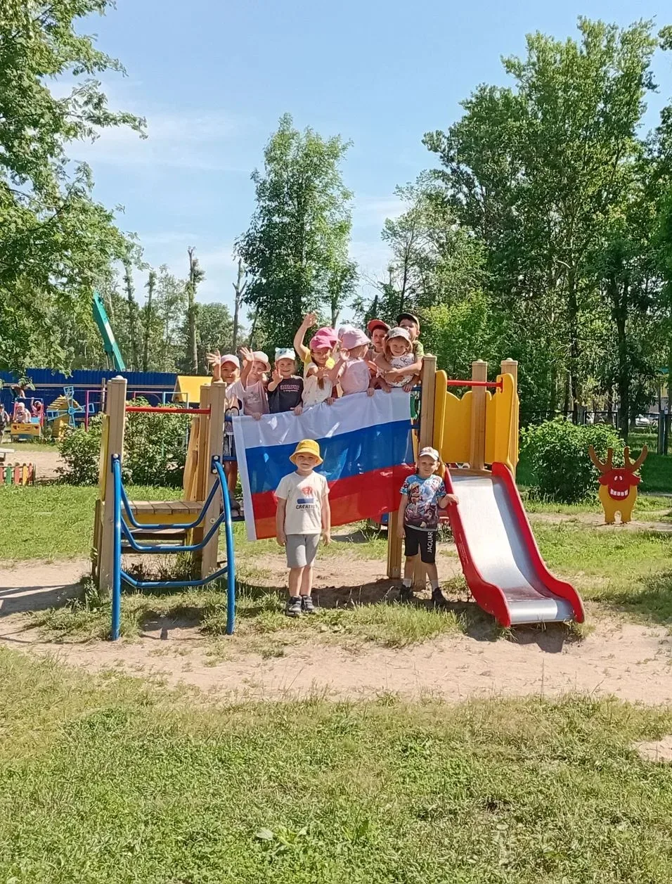 🇷🇺Наша Родина- Россия!🇷🇺
Здесь родились мы на свет
Нет земли для нас красивей
И любимей в мире н