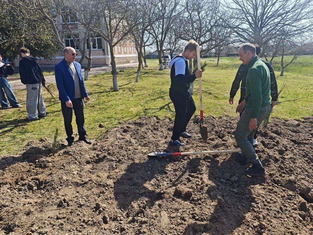 В школе поселка Лазурное Скадовского района высадили «Сад памяти».
 
На территории школы поселка Лаз