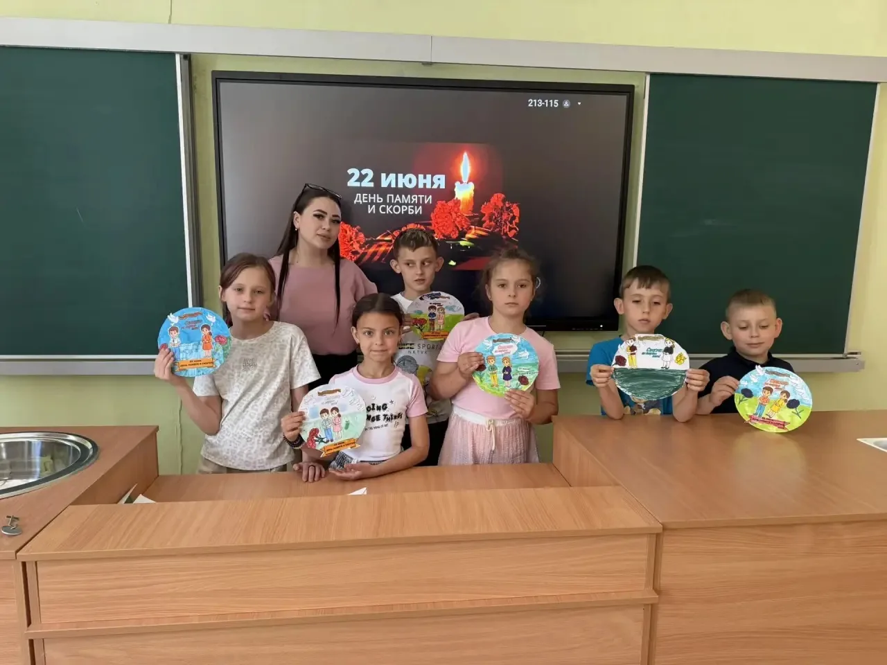 🕊️В преддверии 22 июня, Дня памяти и скорби, в пришкольном лагере «Радуга» ГБОУ «Новоамвросиевская 