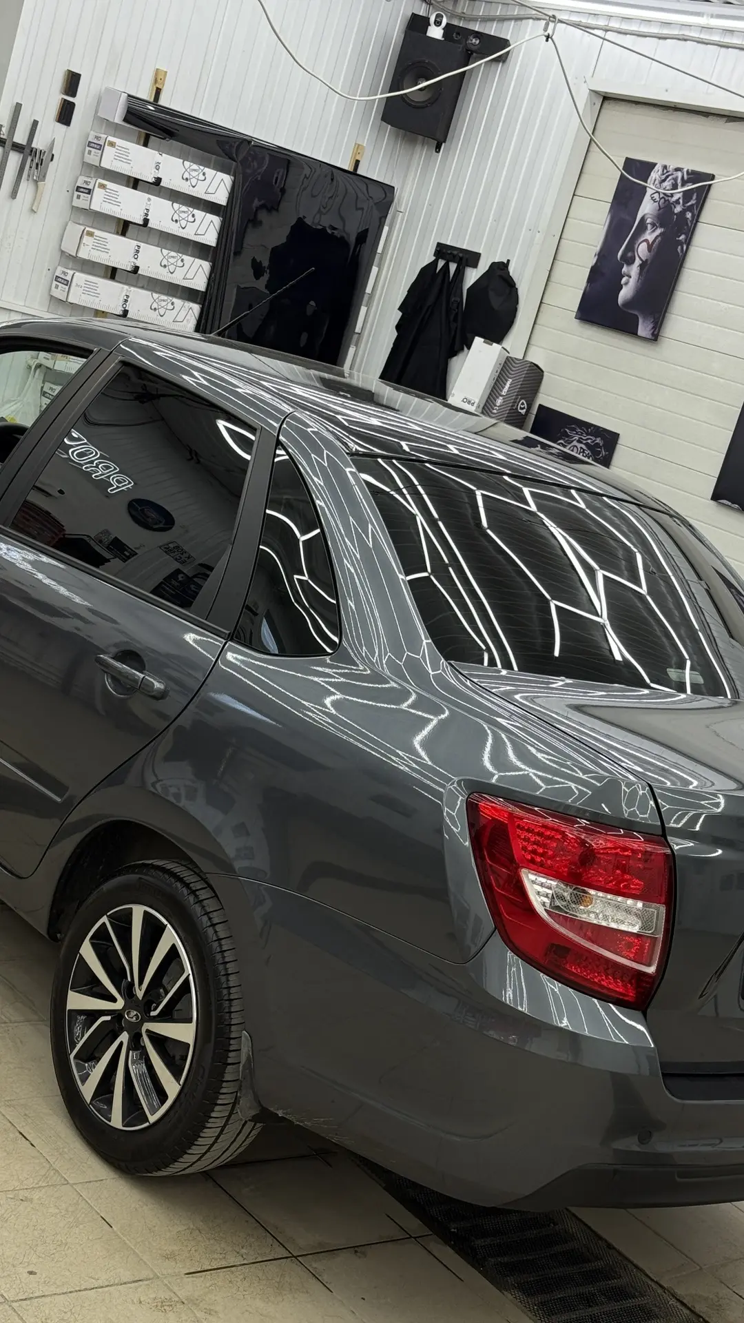 Lada Granta
Задняя полусфера 2%

Пленка 2% почти как два слоя 5% пленки! Но в разы дешевле, чем клеи
