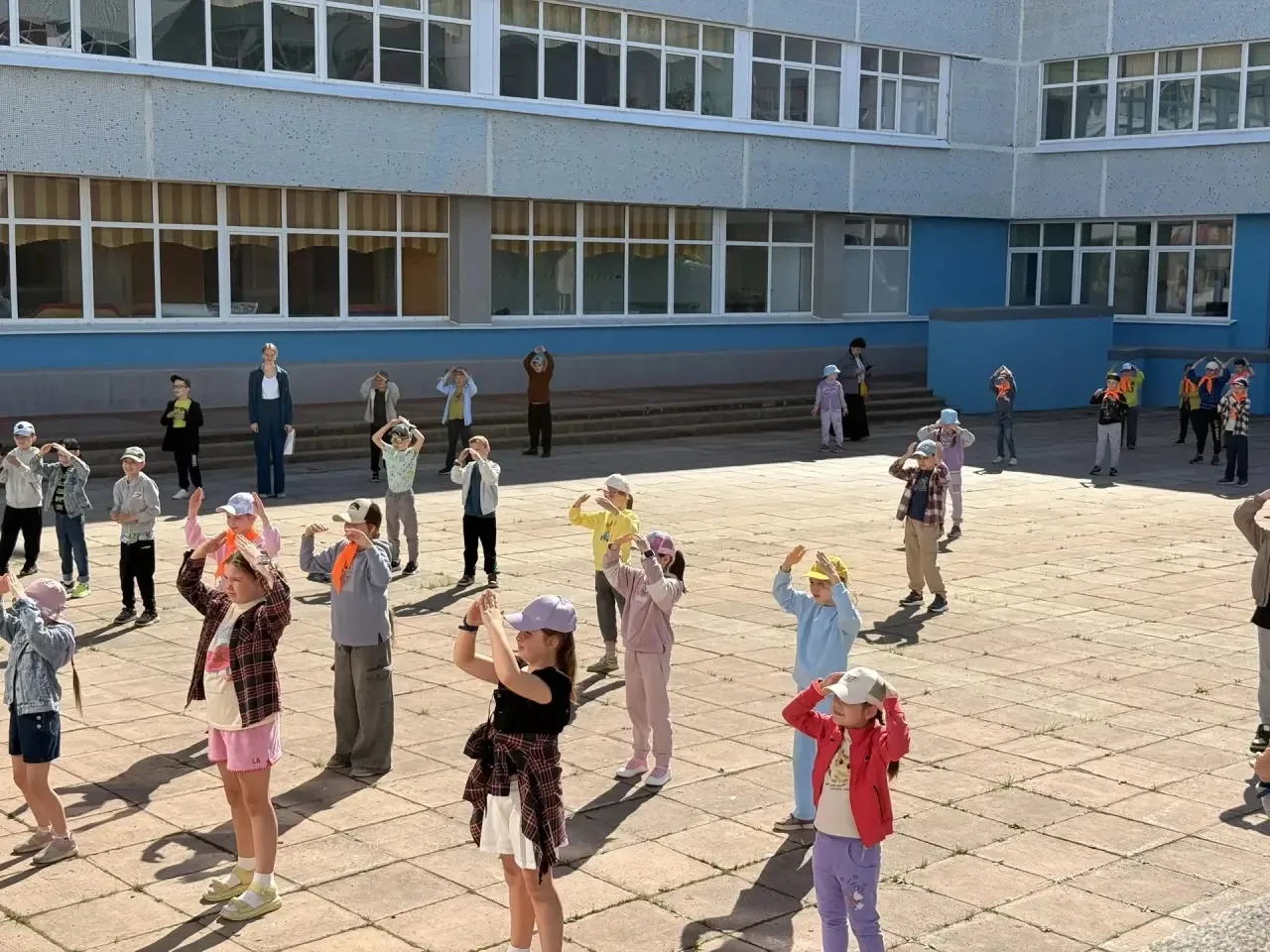 Третий день в лагере «Алые паруса»☀️

☀️ Утро началось с бодрой линейки и весёлой зарядки на свежем 