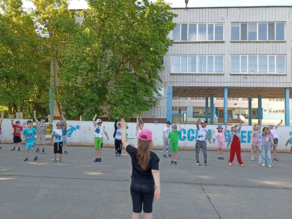 ☀️ Время быть здоровым — «На зарядку становись!» 🏃‍♂️
В летнем лагере «Радуга» каждое утро начинает