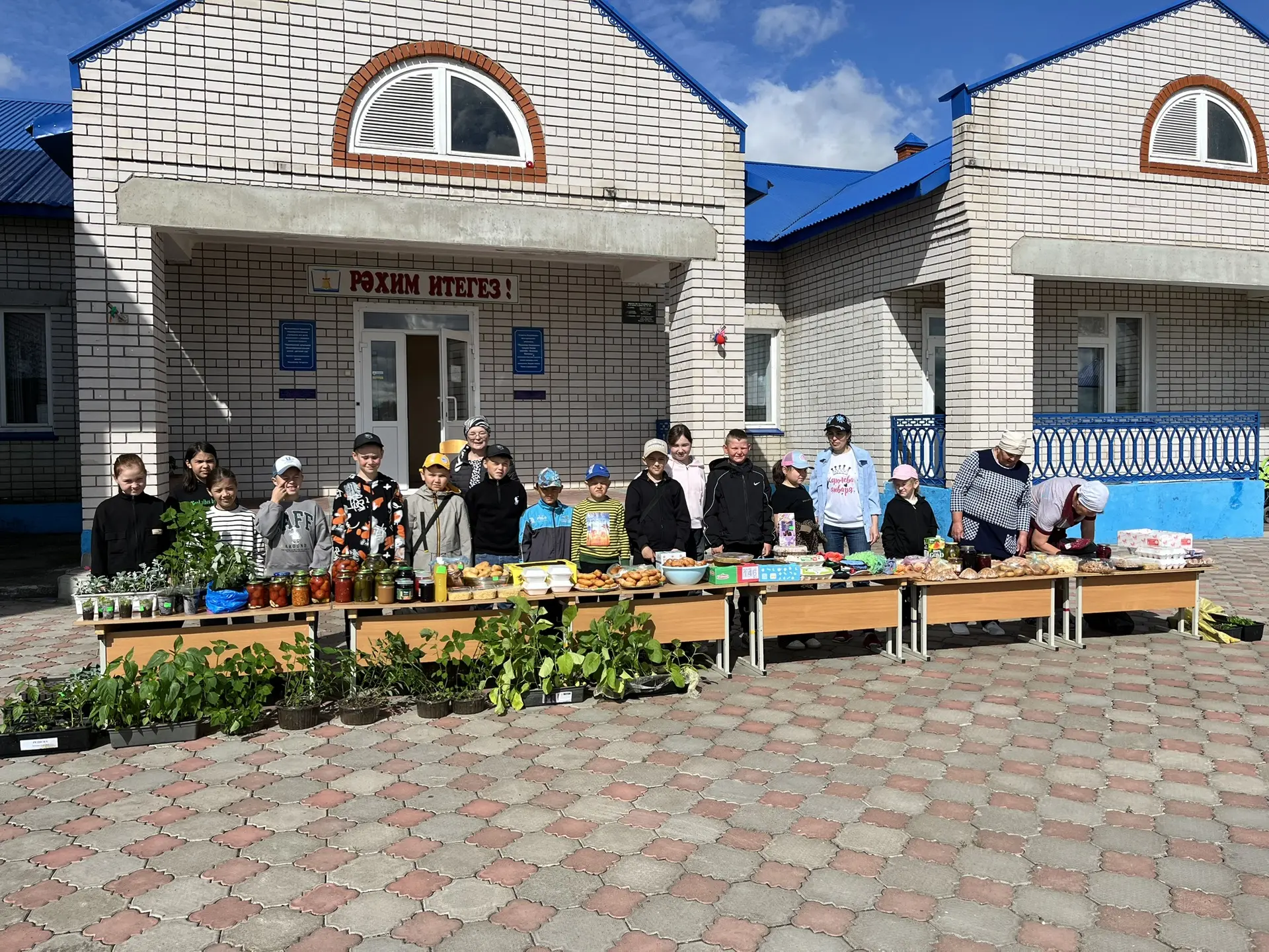 28 нче май көнне мәктәп-бакчабызда язгы ярминкә узды. Әти-әниләр, укытучылар, килгән кунаклр ярминкә