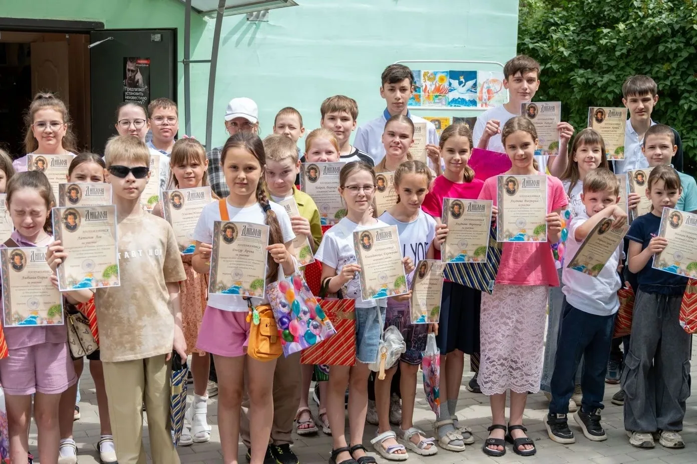 📜5 июня перед зданием Детской библиотеки состоялось награждение участников городского конкурса рису