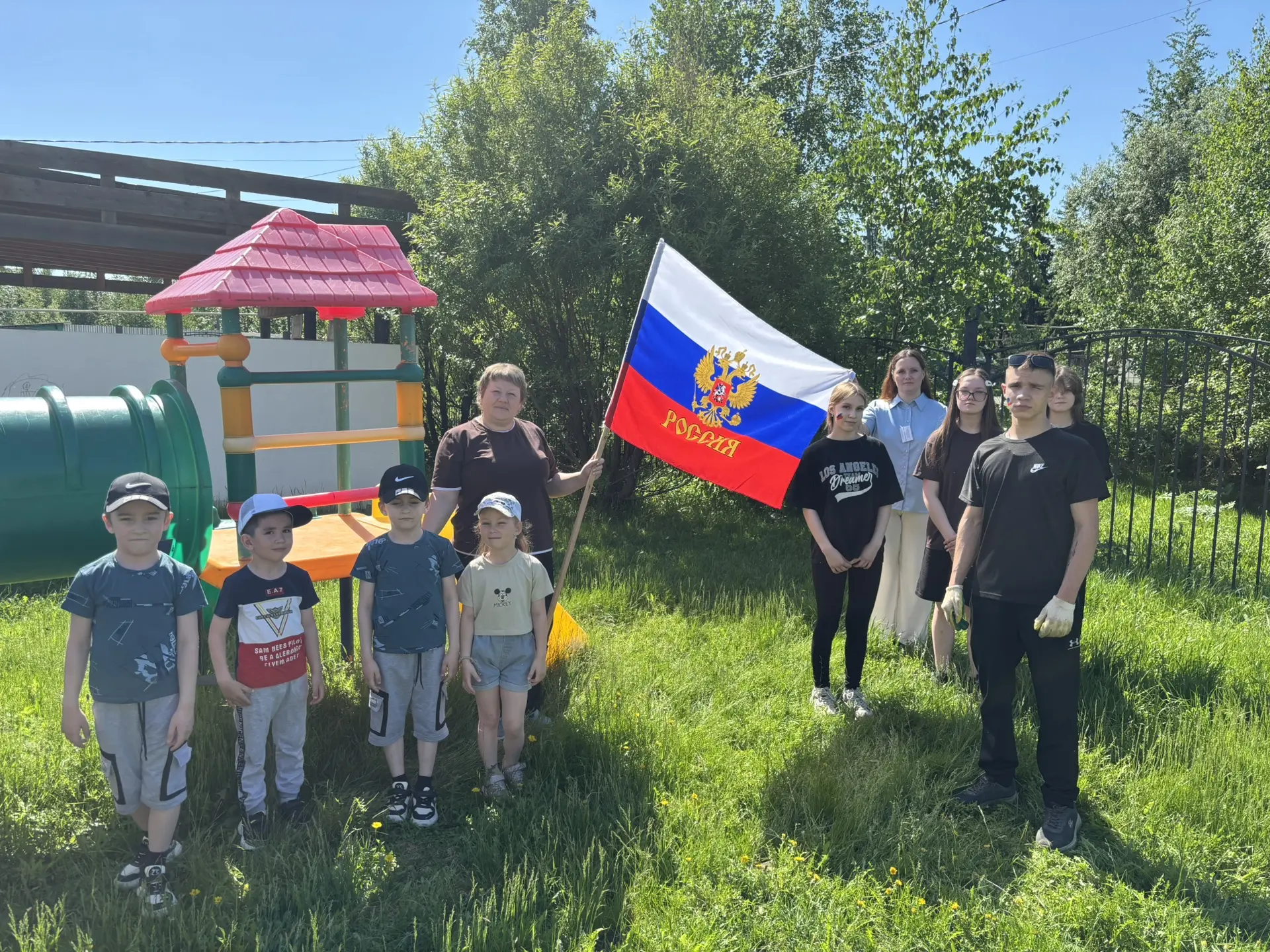 Наш трудовой отряд, под руководством нашего социального педагога Анны Петровны Зайцевой, продолжает 
