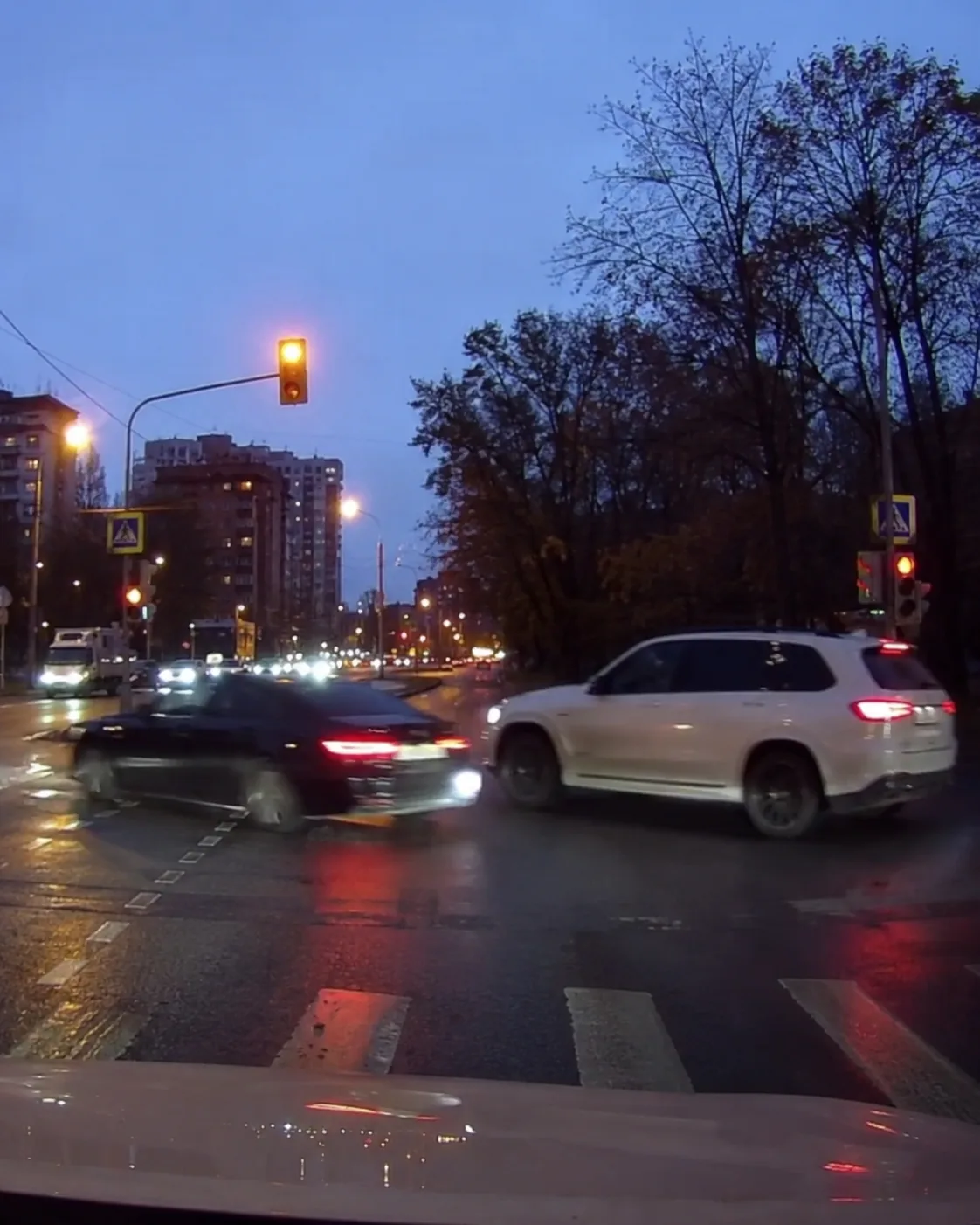 🚗 Водитель решил “быстро проскочить” на жёлтый

На видео видно, как одна машина уже заканчивает ман