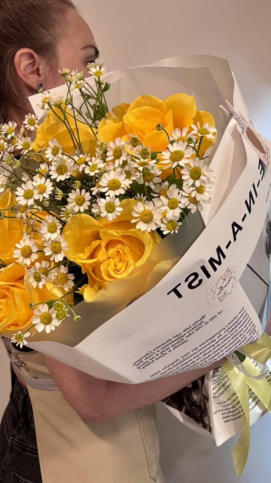 «Солнце в ладонях» 🌞

💛Жёлтые розы — для оптимизма.
🧡Оранжевые — для страсти.
💚Хризантемы — для 