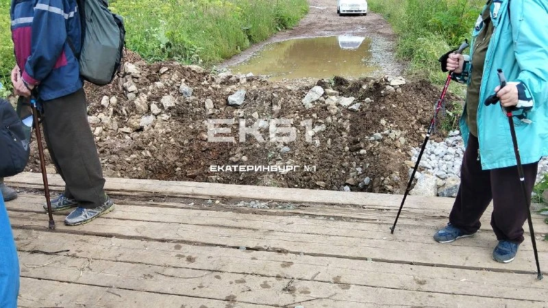 Под Первоуральском тысяча садоводов уже месяц практически отрезаны от мира из‑за разрушения моста.

