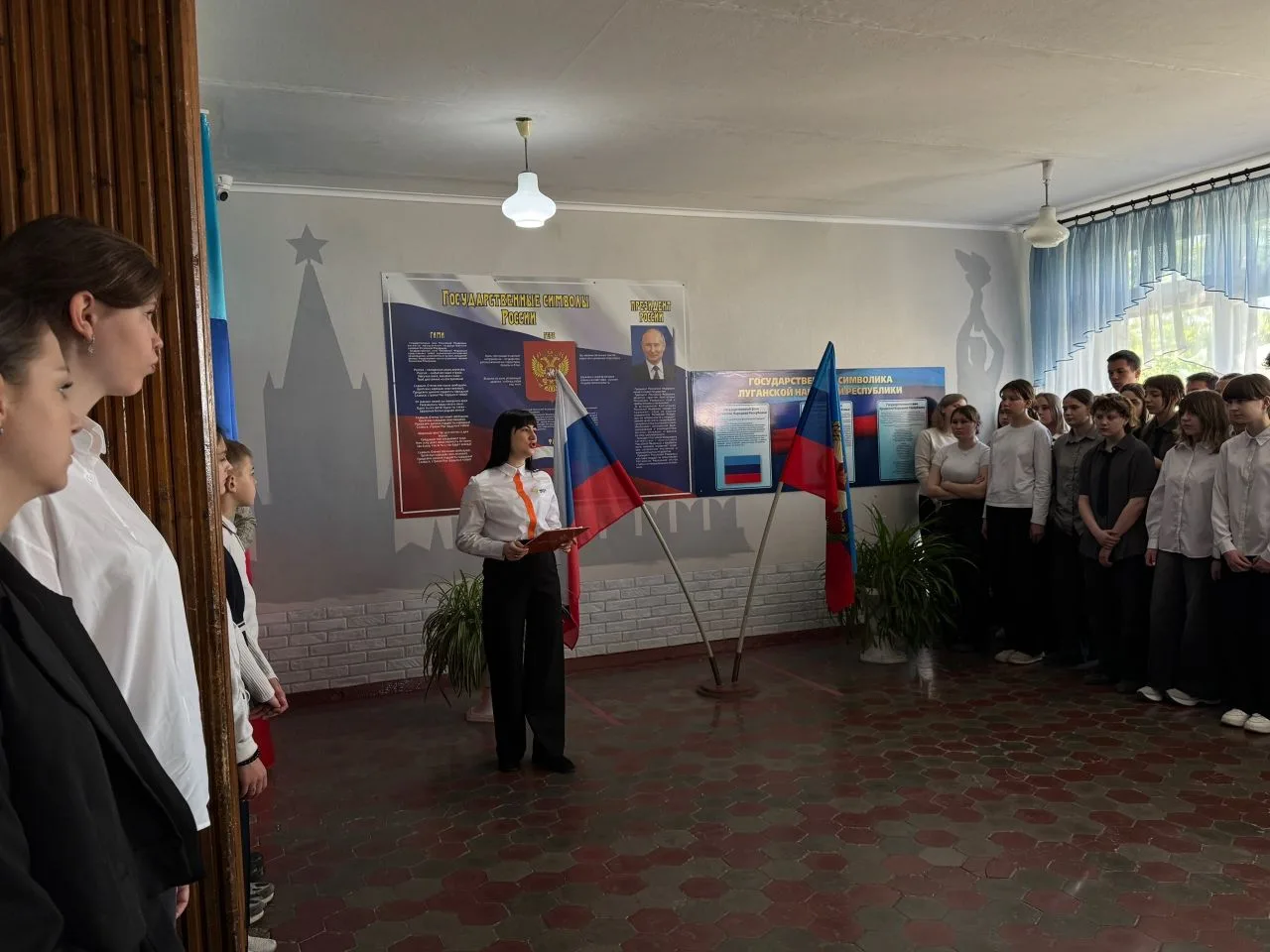 Сегодня в нашей школе состоялось торжественное вручение знаков отличия — «Труженик Луганщины».
Эти п