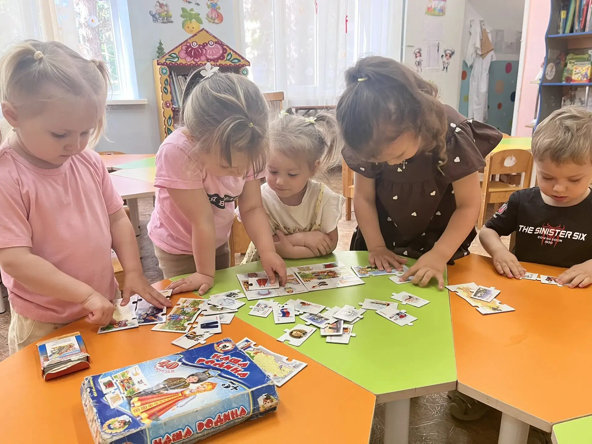 Не отстали от старших и малыши.