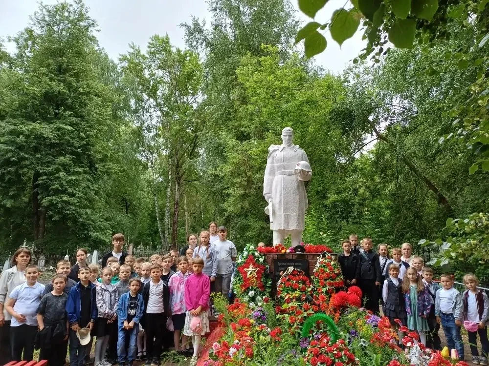 ПОЧТИЛИ ПАМЯТЬ 

🖇️ Четвёртая неделя в лагере «Солнышко» началась с Дня памяти и скорби. 22 июня 19