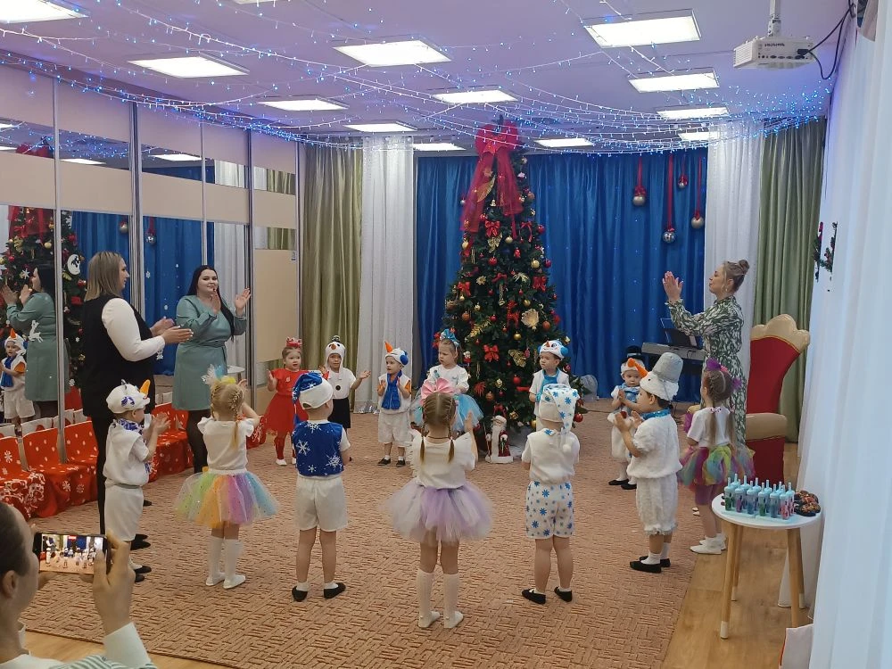 И вновь наступает Новый год ❄️✨

Время волшебства и чудес 🎄🎁
И у ребят нашего детского сада начали