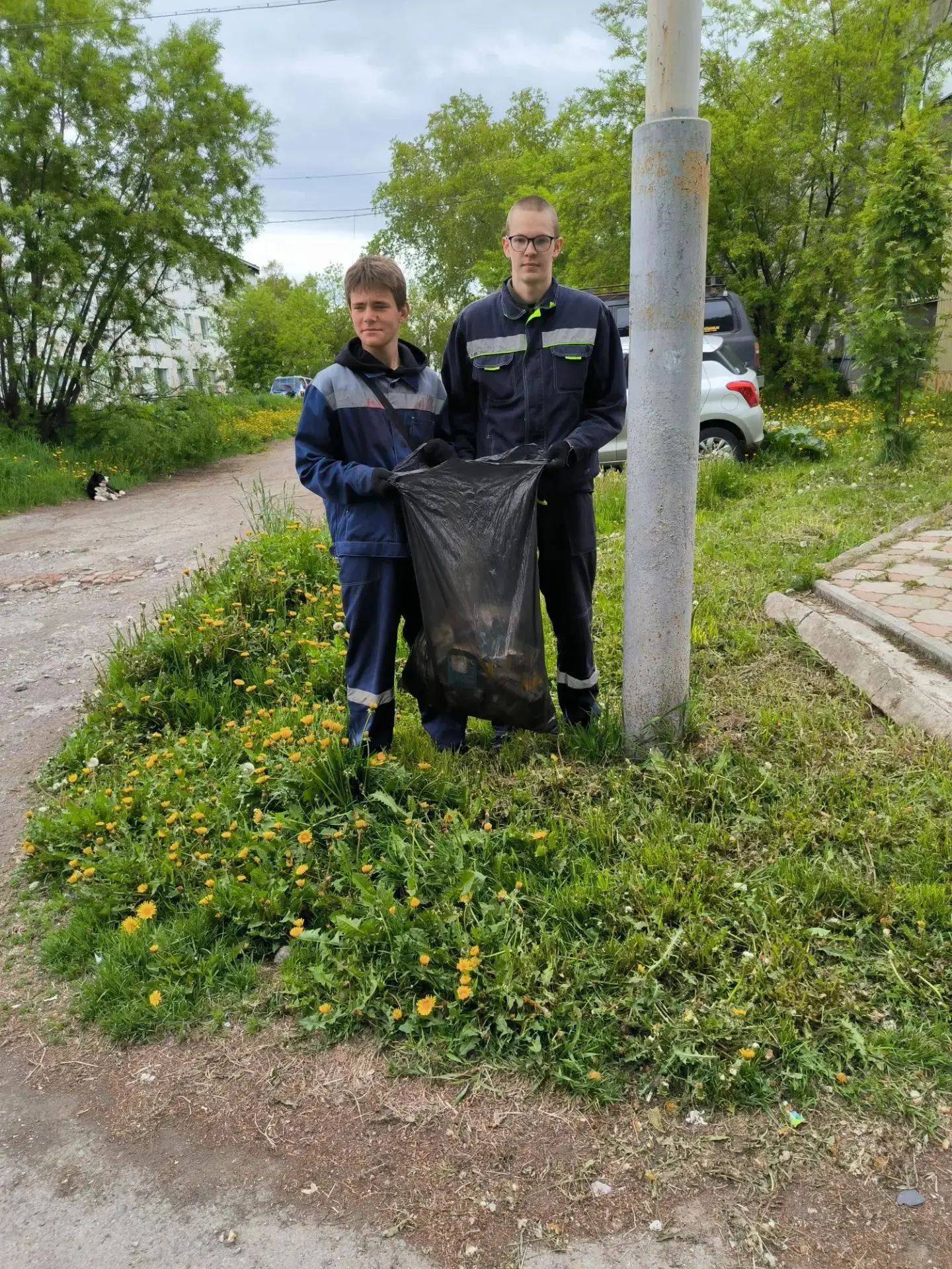 Участники трудовой бригады МБОУ "СШ Вулканного ГП" продолжают активно работать на благо нашего посел