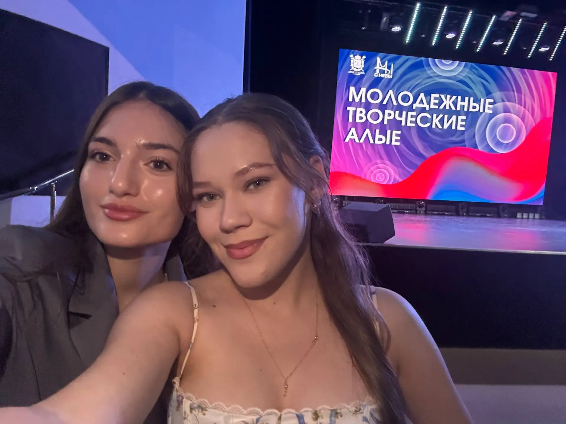 🎤 Ксения Дятлова: от нашего колледжа — к главной сцене выпускников! 🌊🎶

Пока тысячи выпускников П