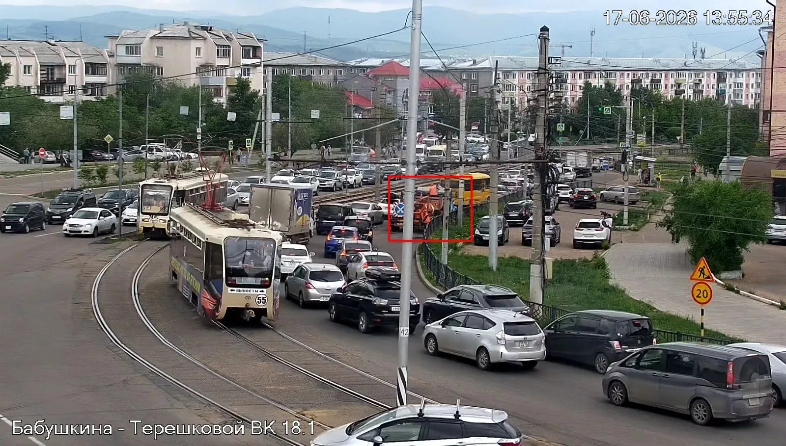 🚧 Ямы начали заделывать на ул. Бабушкина  по поручению мэра , ограничено движение по правой полосе 