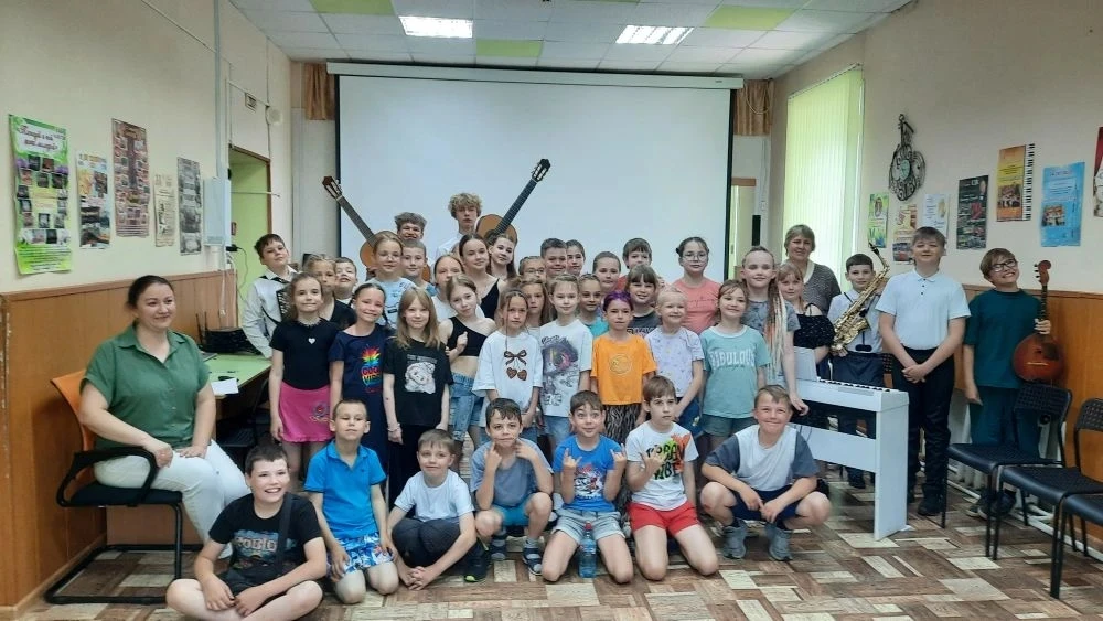 Сегодня ребята 1 отряда окунулись в мир музыки🎼  и посетили Детскую школу искусств. Угадавали в   к
