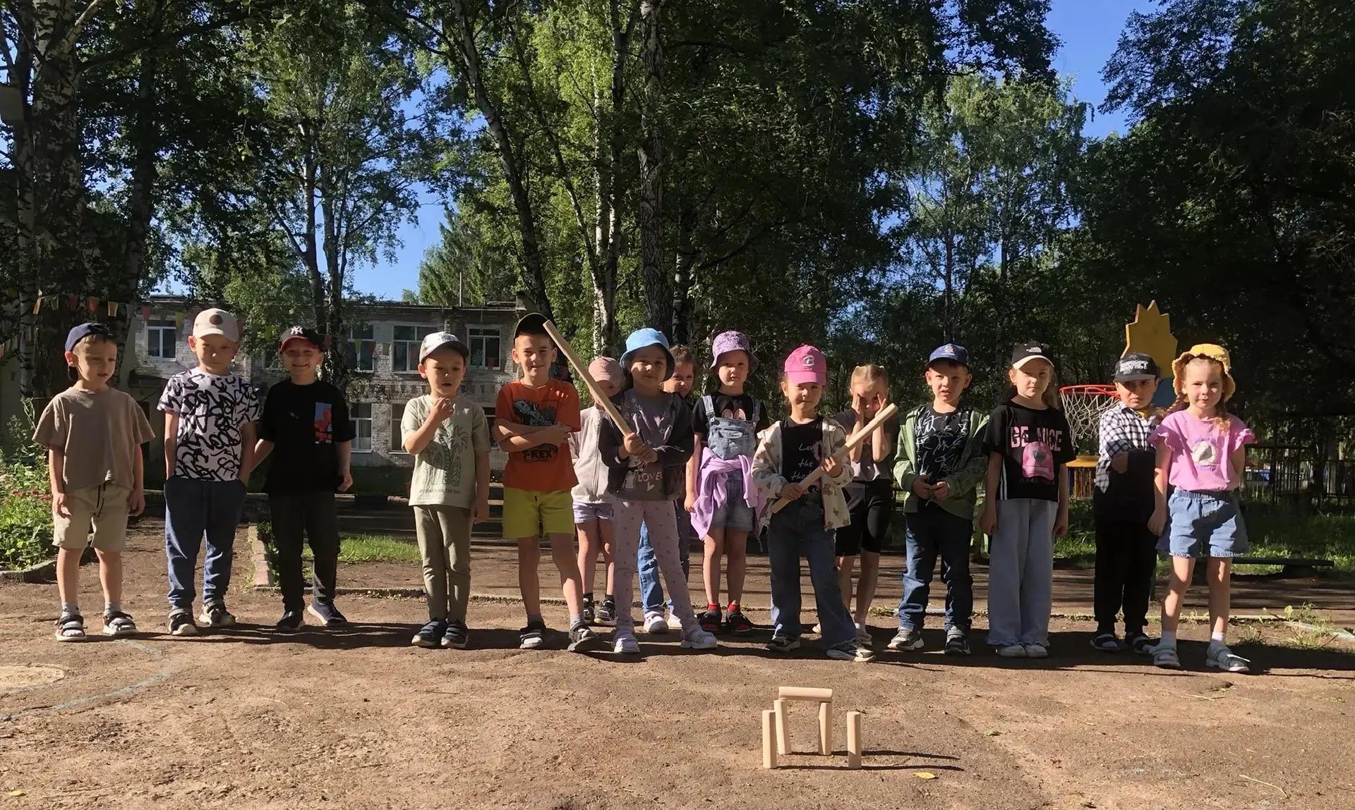 🌟 «Дворовые игры в нашем детском саду: весело и полезно!»     
🪄Дворовые игры-это игры, которые пе