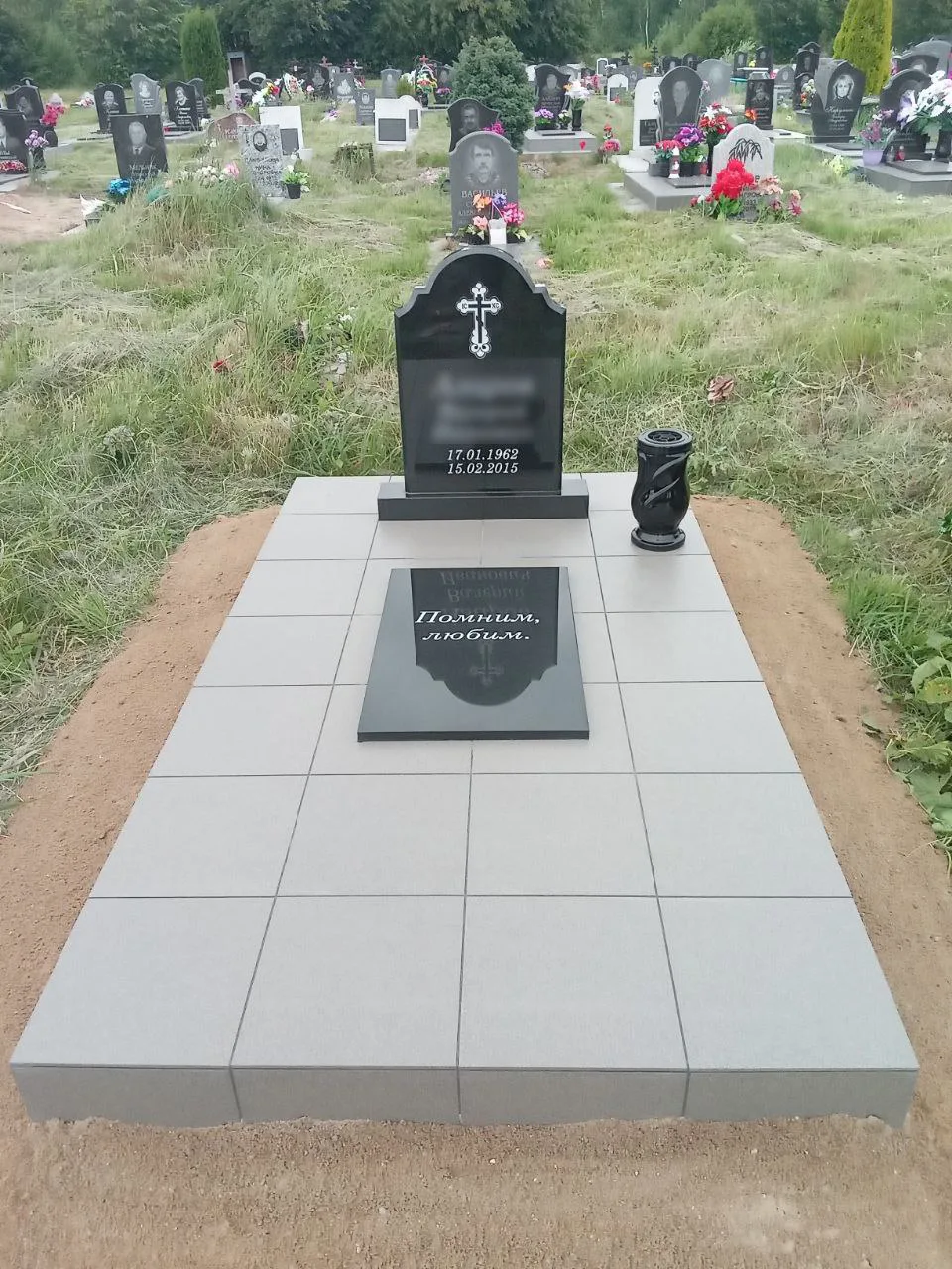 Данный комплекс состоит из:

Памятник фигурный 65*45*5 см, черный;
Плита надгробная 70*45*2, чёрная;