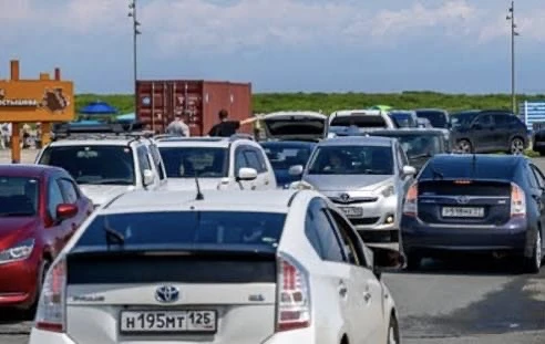 🚗🚽 Пляж Ахлёстышева трещит по швам: бесконтрольная парковка на траве и огромные очереди в биотуале
