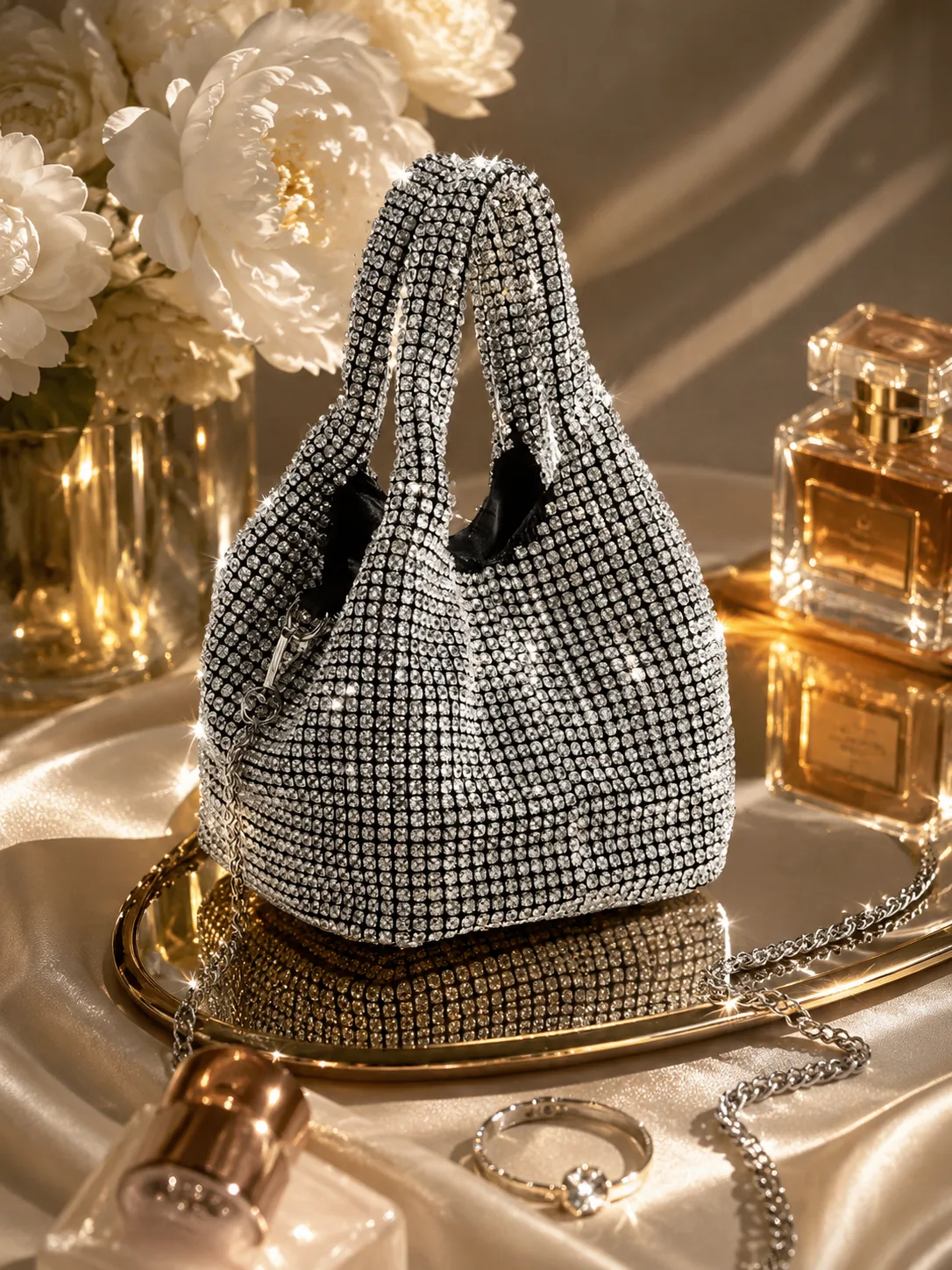 ✨ Сумочка, которую замечают сразу

Кристаллы Swarovski, элегантная форма.
Идеально для красивого веч