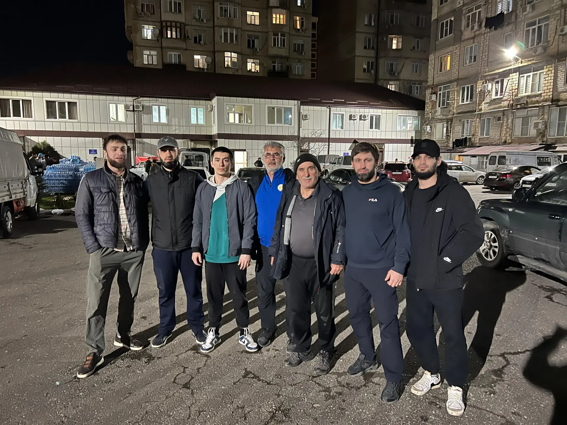 Директор и тренера СШ Каспий на разгрузке и доставке воды в затопленные районы города.