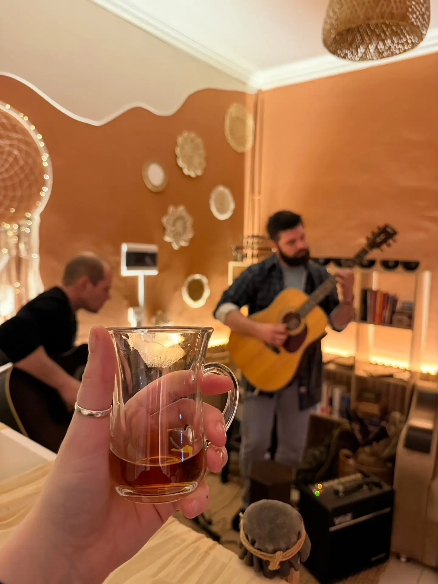 🎸🎙️Среда — и снова вечер живого звучания в нашем пространстве ✨

Музыкальная импровизация и готовы