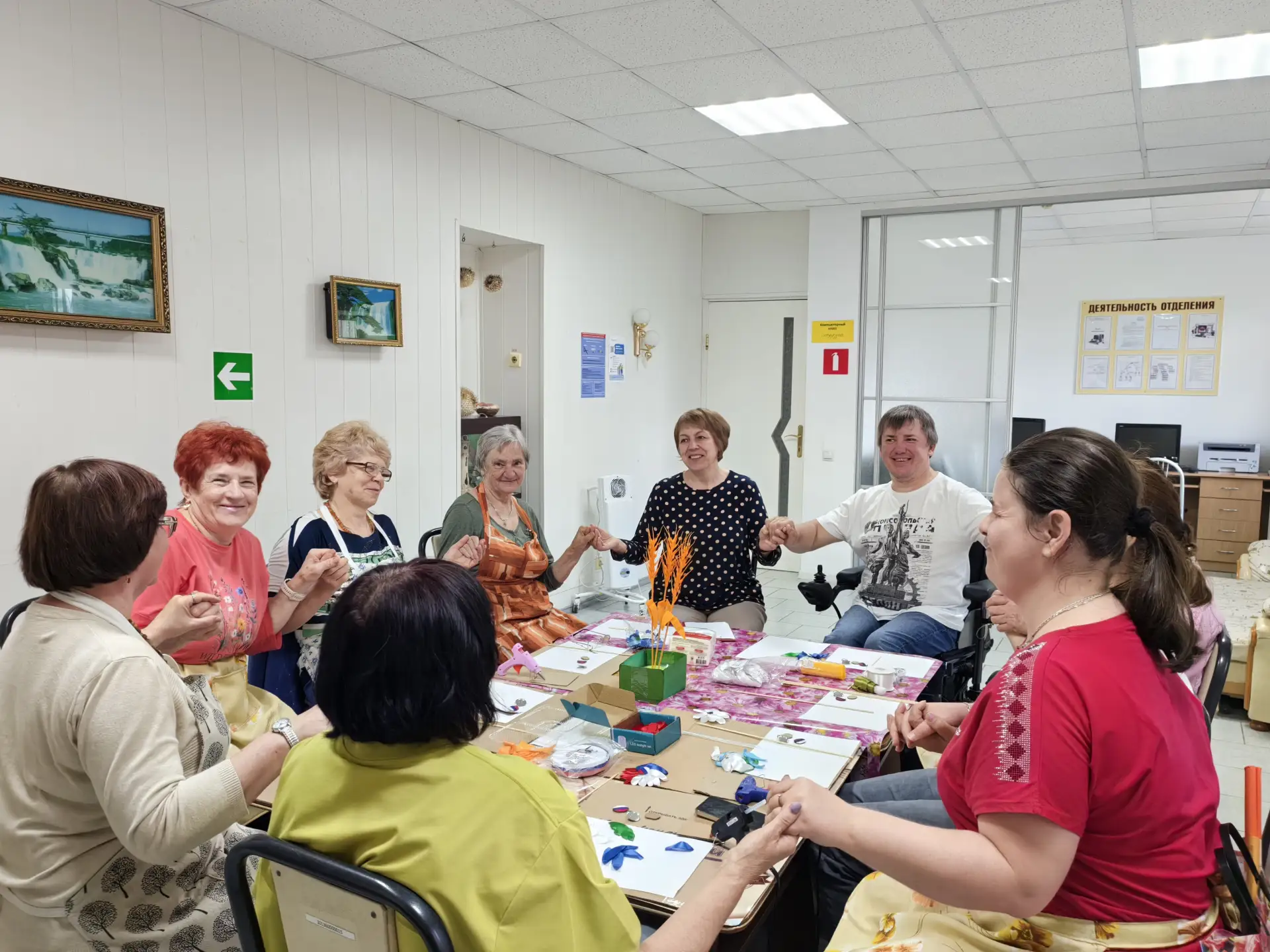 «Вдохновение возрастом»: в Ипатовском центре соцобслуживания сделали ромашки-триколор ко Дню России
