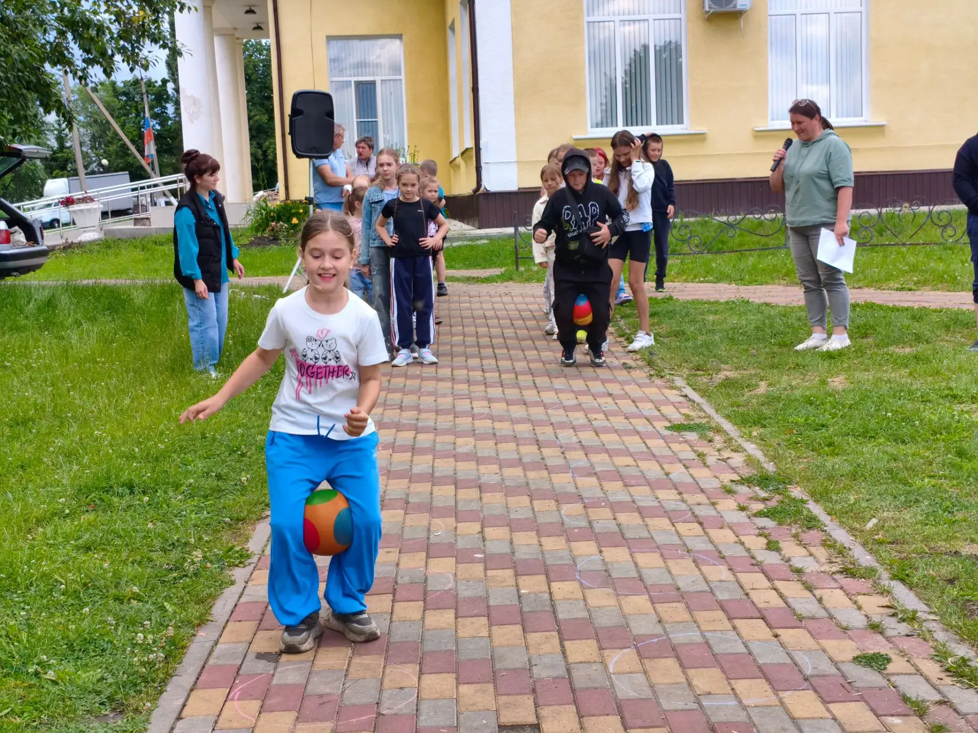 🎉 «Весёлая среда» снова в деле! ✨

Сегодня детская площадка превратилась в настоящую арену спортивн
