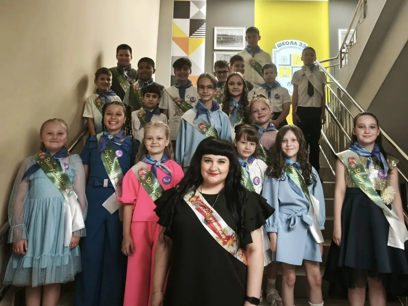 💯💢💥💌Прощание с начальной школой! 🎓☀️4 "В" класс.
👫 Ребята и родители провели незабываемый праз