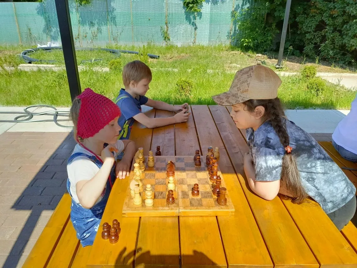 Один день из жизни наших Орлят: шахматы, театр и творчество ♟️🎭

Сегодня в пришкольном лагере прошё