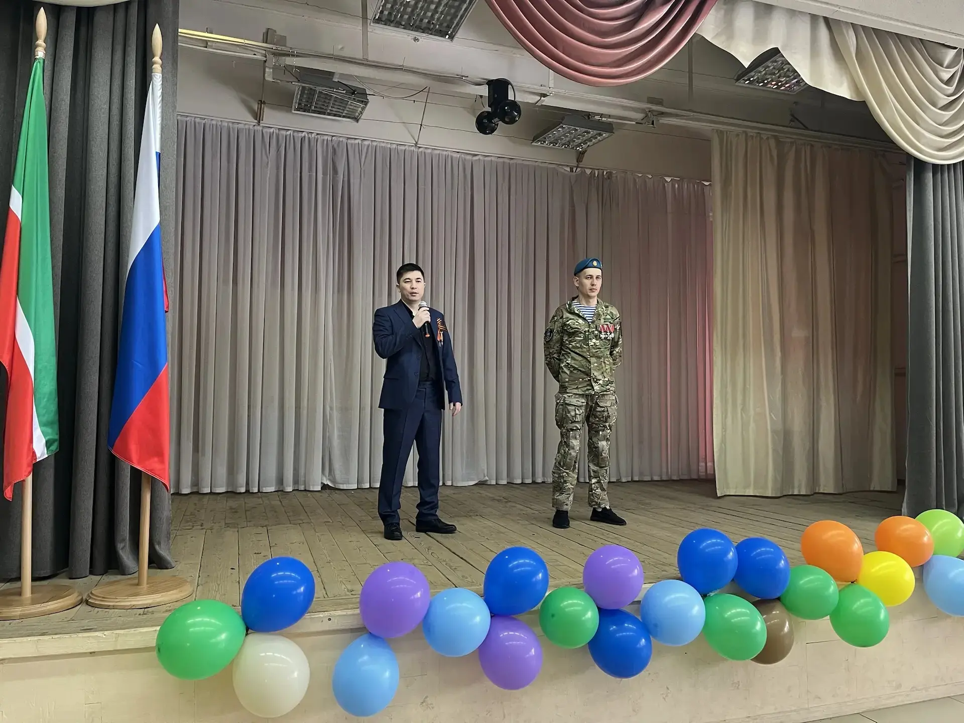 Сегодня в актовом зале нашей школы гремели аплодисменты — здесь прошел творческий конкурс патриотиче