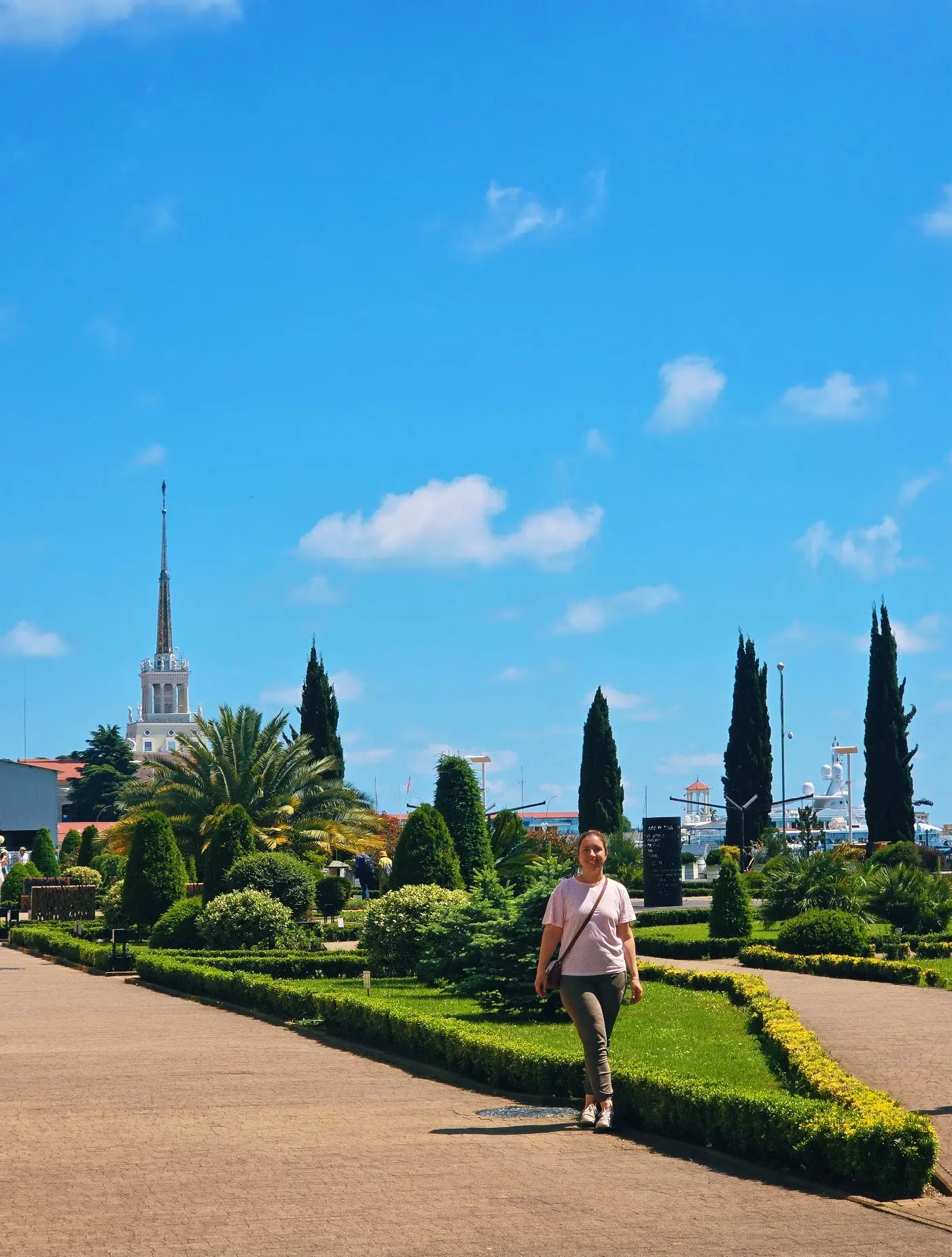 Ну, Сочи, здравствуй ❤️
Очень приятное впечатление от этого города: розы, пальмы и, конечно, море 🌊