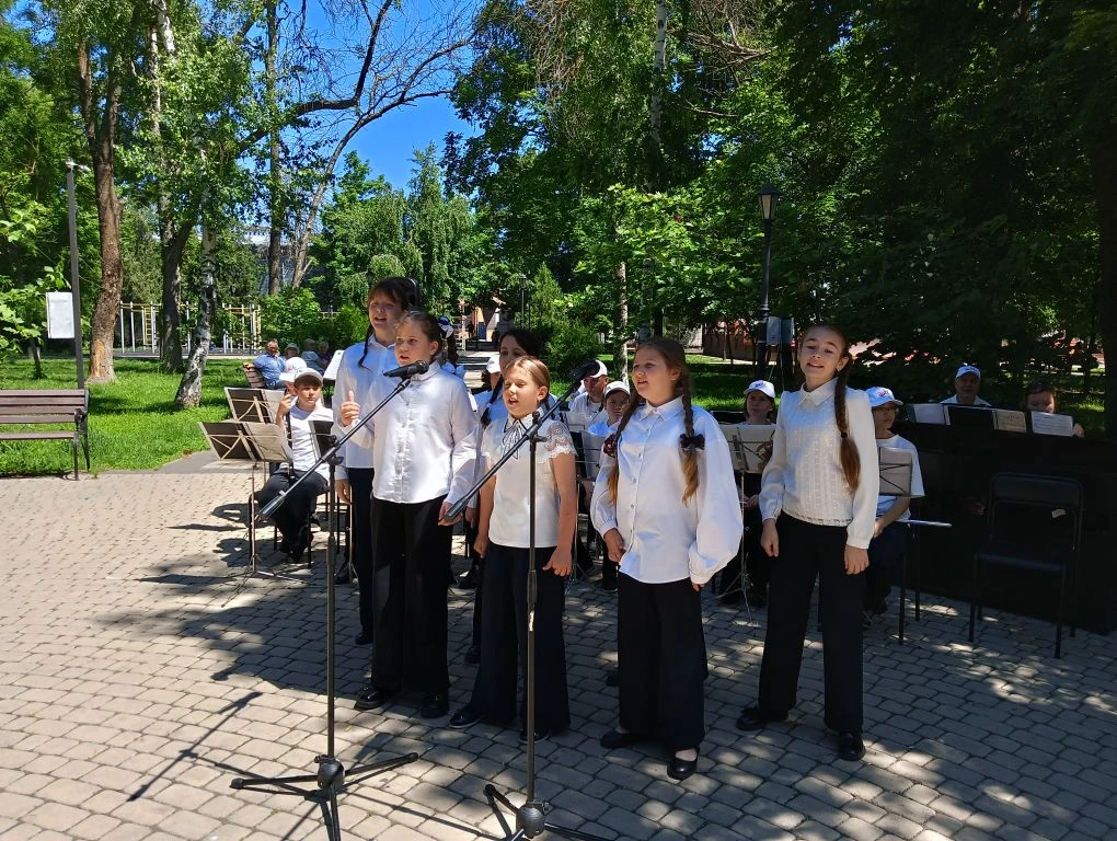 В парке культуры и отдыха состоялось первое выступление учащихся и преподавателей Детской школы иску