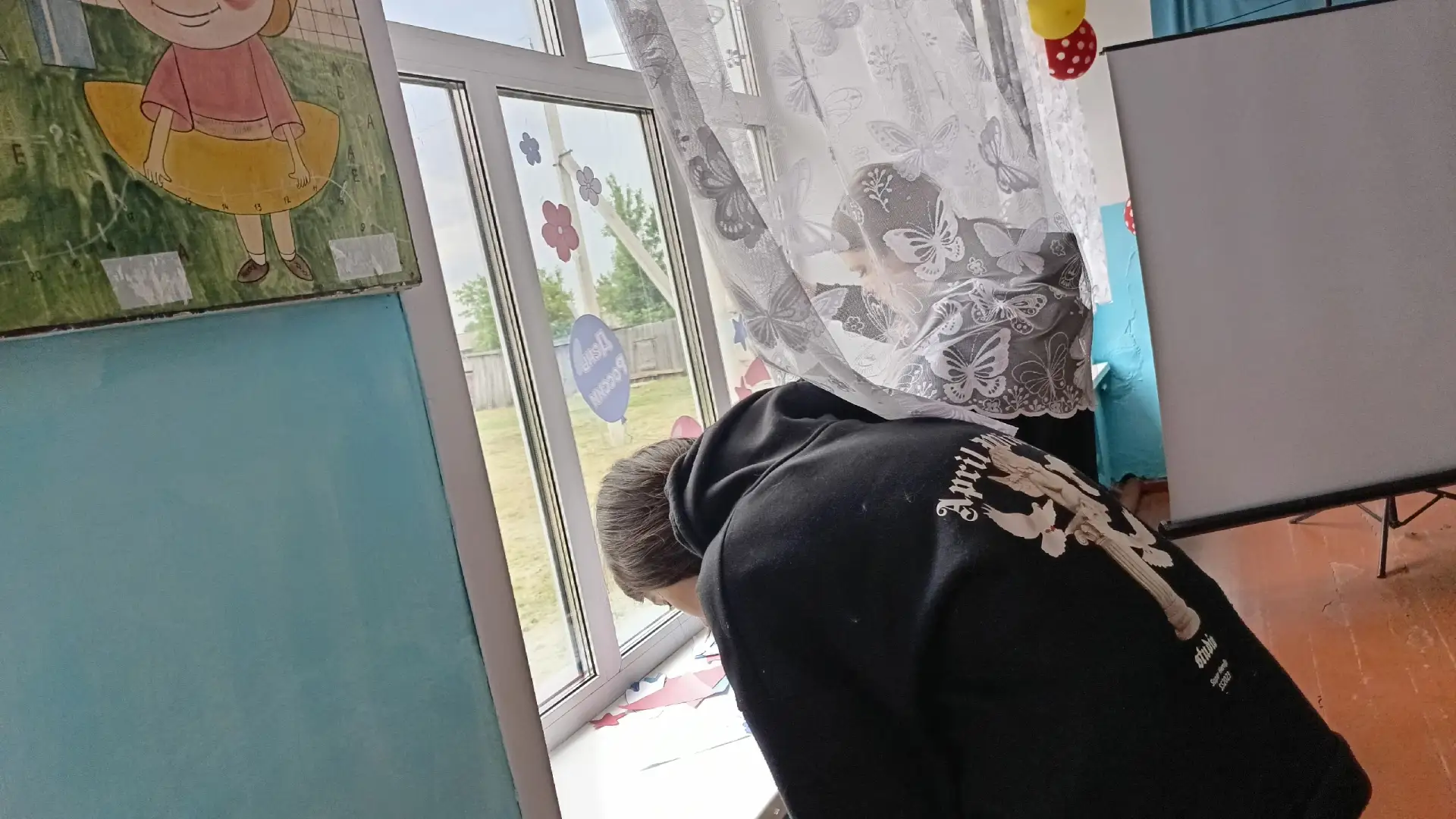 🇷🇺 В преддверии Дня России наши окна засияли новыми красками! ✨

Учащиеся нашей школы с большим эн